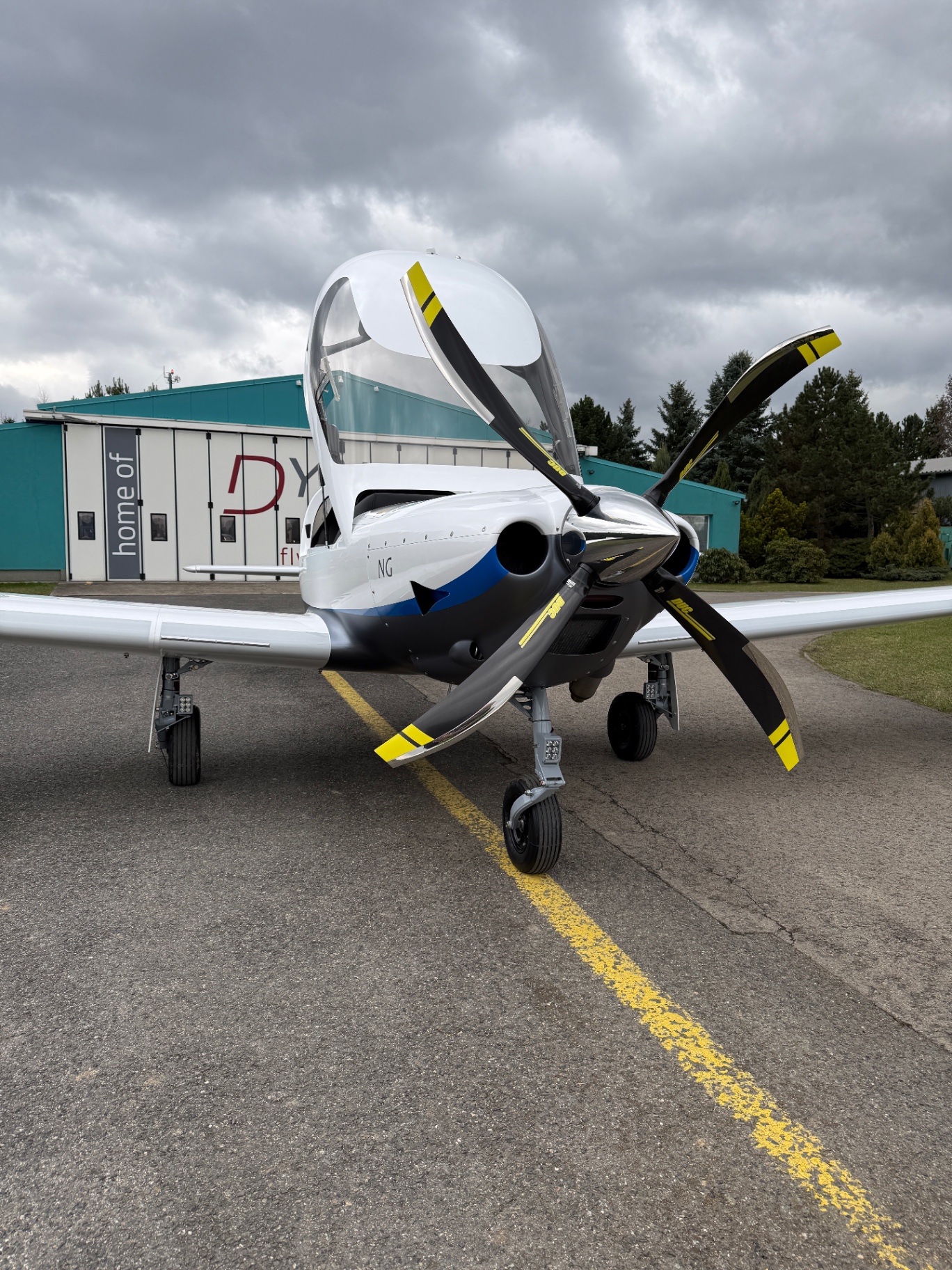 Dynamic OKA Classic front view with propeller
