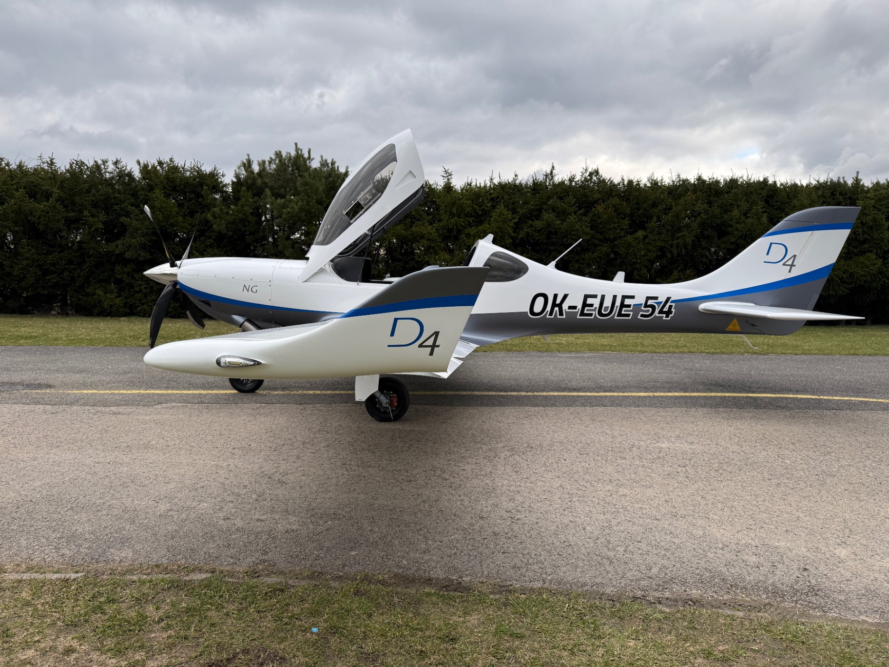 Dynamic OKA Classic side profile with canopy open