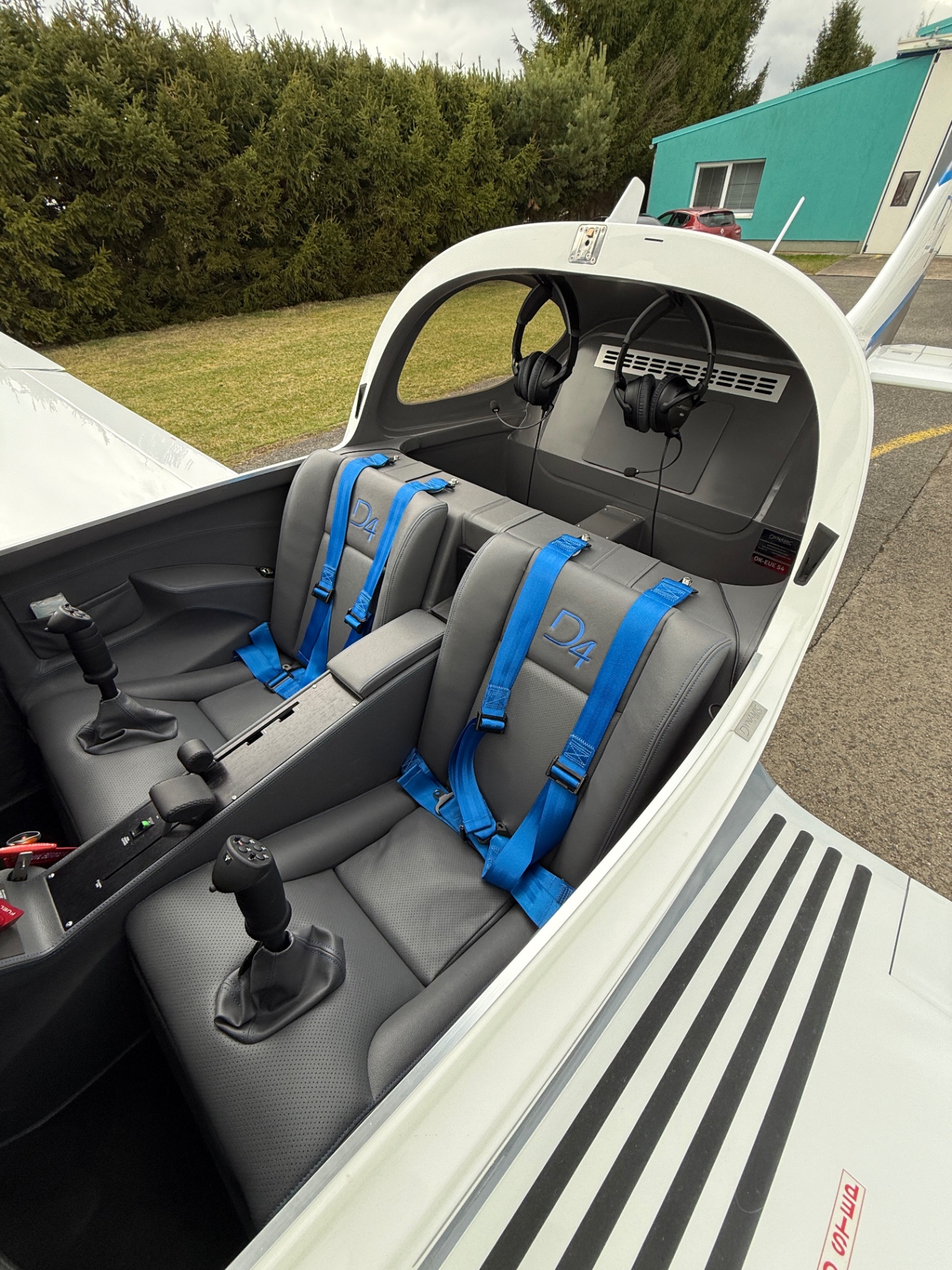 Dynamic OKA luxury leather seats with 4-point harness